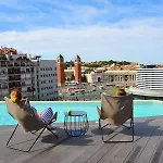 Hotel B