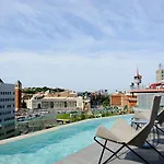 Hotel B
